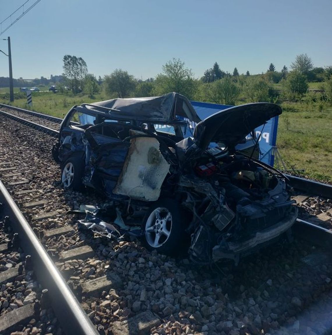 Śmiertelny wypadek w Krasnem. Samochód osobowy wjechał pod pociąg Śmiertelny wypadek w Krasnem. Samochód osobowy wjechał pod pociąg
