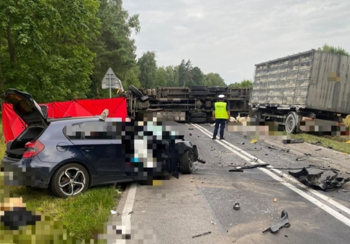 Śmierć na drodze. BMW zderzyło się z ciężarówką. Zginęła kierująca osobówką