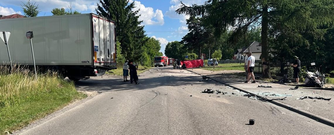 Śmierć na drodze. Audi uderzyło w naczepę ciężarówki