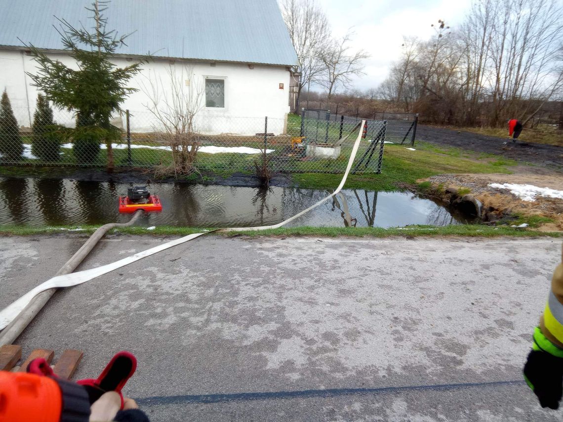 Śniegi stopniały, woda zalewa domy, strażacy pompują