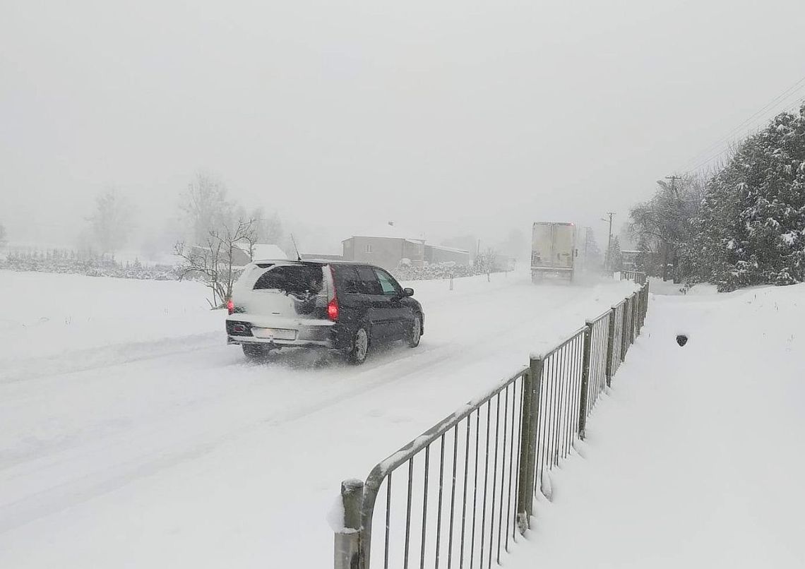 Śnieżny paraliż na drogach. Opady mogą ustępować około południa!