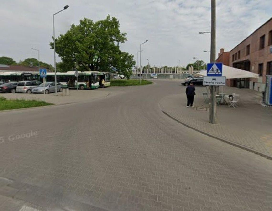 Radny Rady Miasta Chełm Longin Bożeński zwrócił się do prezydenta miasta z interpelacją w sprawie organizacji ruchu na placu imienia Zygmunta Rumla.