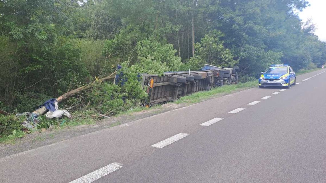 Srebrzyszcze. Tir przewrócił się na drodze krajowej nr 12. Kierowca w szpitalu