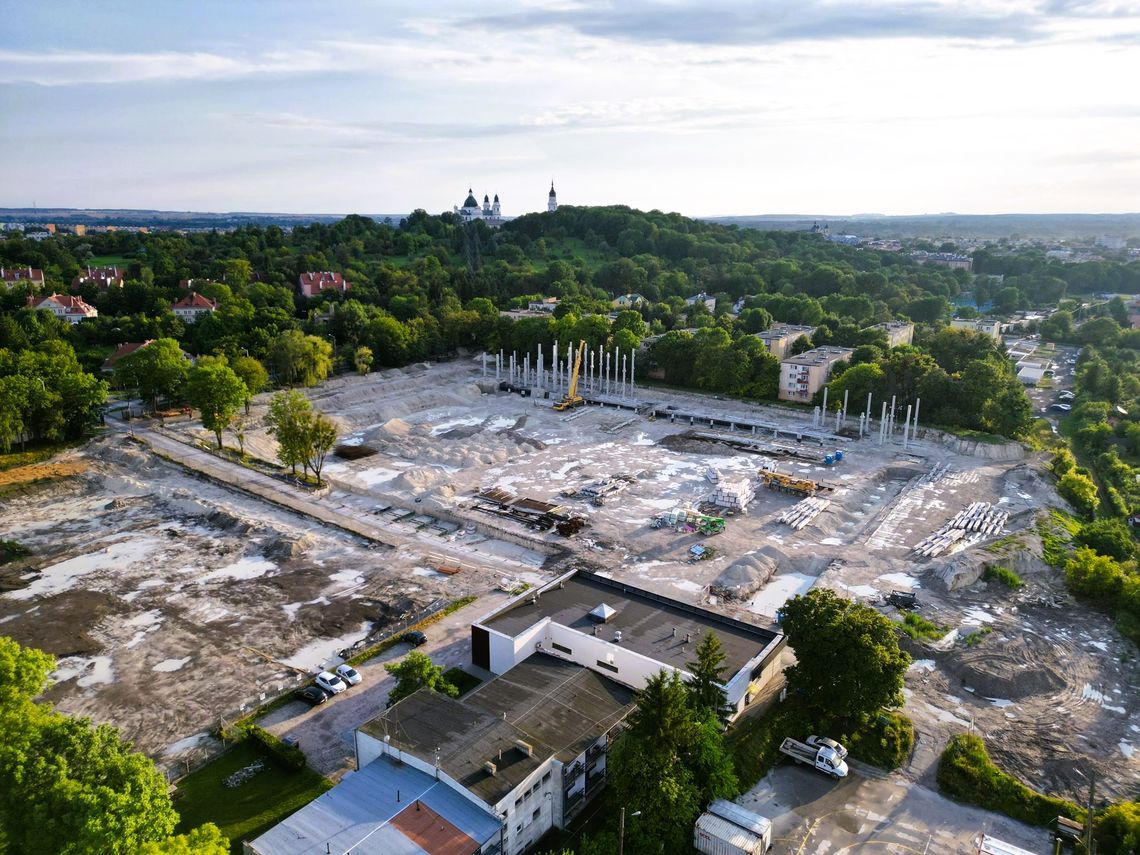 Stadion Miejski w Chełmie pnie się w górę! Prace idą zgodnie z planem [ZDJĘCIA]