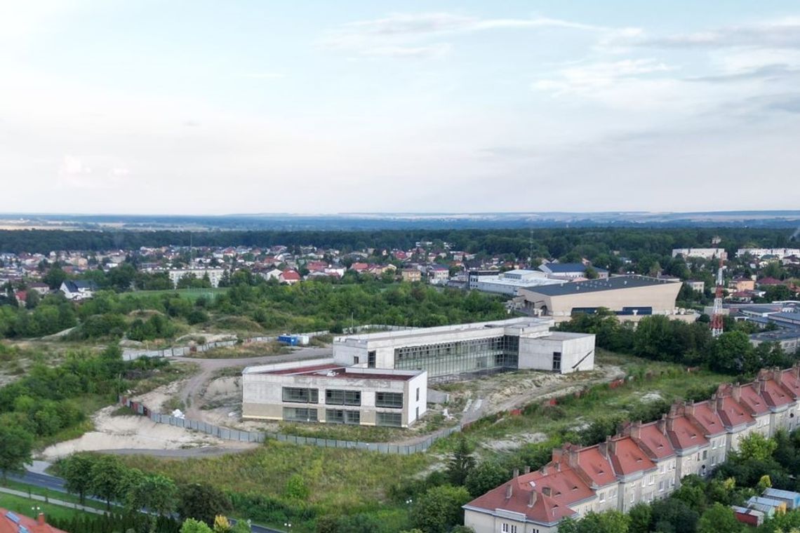 Stan surowy i... koniec? Co dalej z Instytutem Nauk Medycznych w Chełmie? Budowa Instytutu Nauk Medycznych PANS w Chełmie od miesięcy stoi na etapie stanu surowego zamkniętego. Choć z zewnątrz wygląda to na „zamrożenie inwestycji”, uczelnia podkreśla, że formalnie prace nigdy nie zostały wstrzymane.