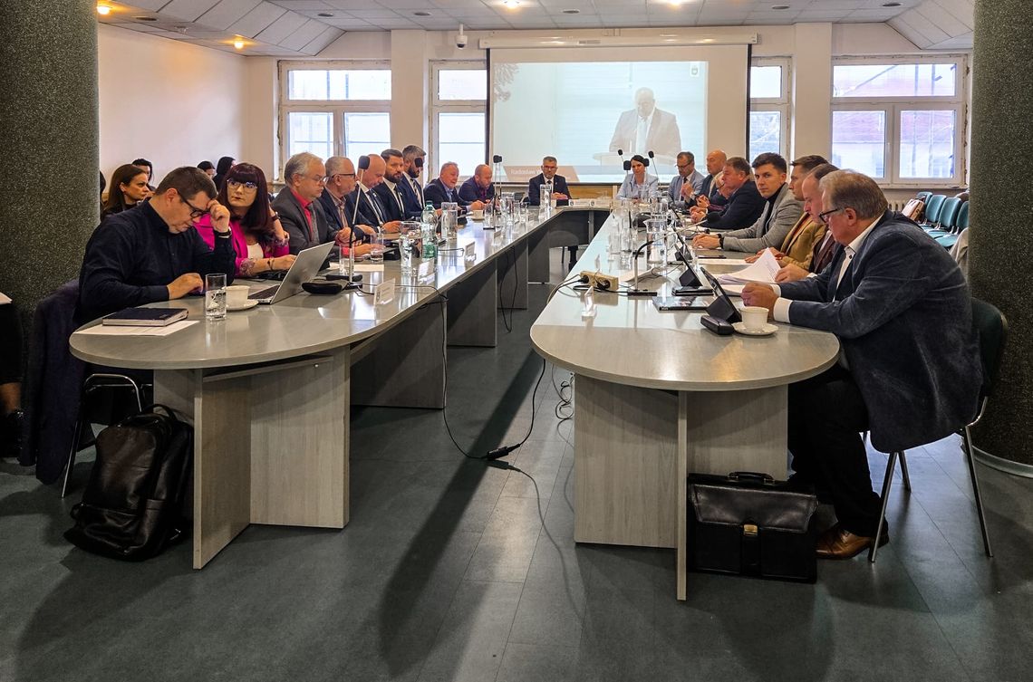 Co mówią liczby o Radzie Miasta Chełm? Starsza i bardziej męska Sala obrad Rady Miasta Chełm. Analiza składu rady pokazuje rosnący średni wiek radnych i spadek udziału kobiet.