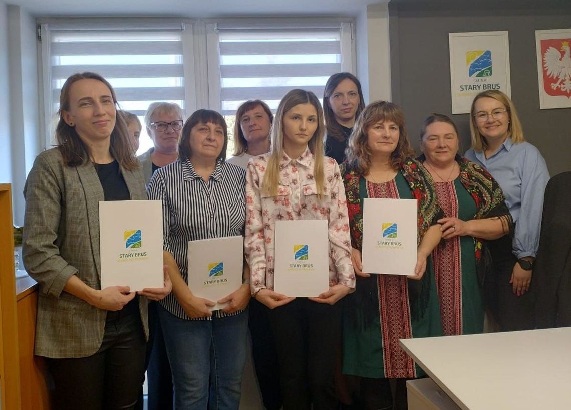 grupowe zdjęcie przedstawicieli organizacji po odbiorze umów na dotacje dla organizacji pozarządowych