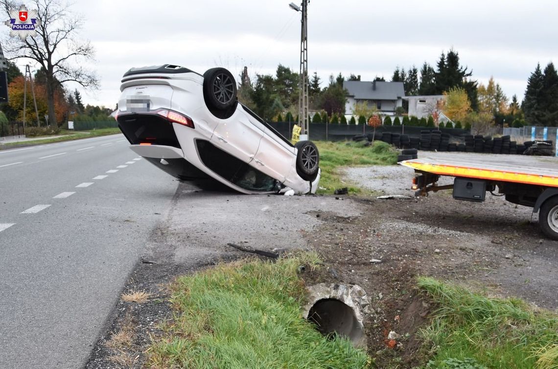 Stracił panowanie nad fordem. Auto dachowało