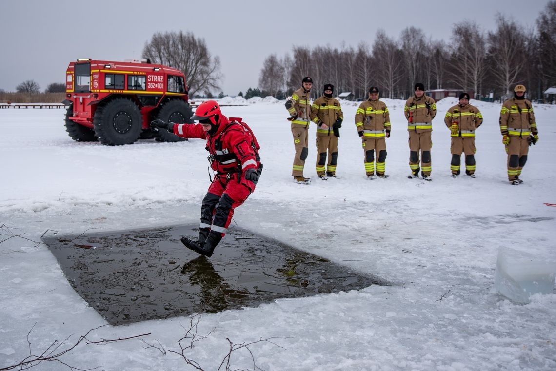 Lód się załamał! Strażacy i WOT ćwiczyli w Żółtańcach [ZDJĘCIA]