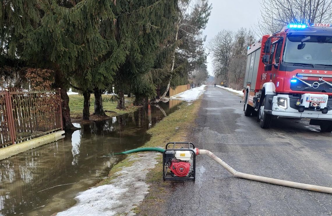 Strażacy pompują wodę. W Różance podtopiło posesję Strażacy pompują wodę. W Różance podtopiło posesję