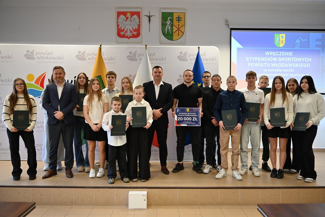 grupowe zdjęcie stypemdystów i starostów powiatu włodawskiego