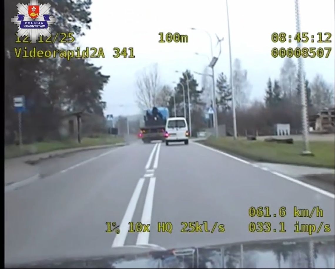 61-latek, prowadzący samochód ciężarowy, zlekceważył podstawowe zasady bezpieczeństwa, wyprzedzając inny pojazd na przejściu dla pieszych.