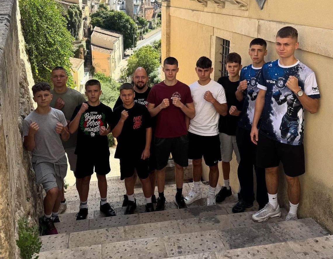 Sycylijskie gradobicie ciosów pięściarzy Bastionu