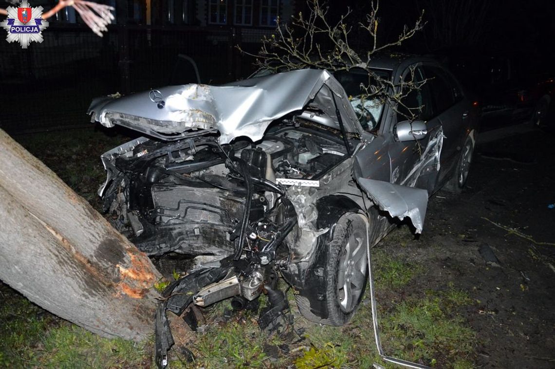 Mercedes uderzył w drzewo. 26-latek zakleszczony w aucie [ZDJĘCIA]