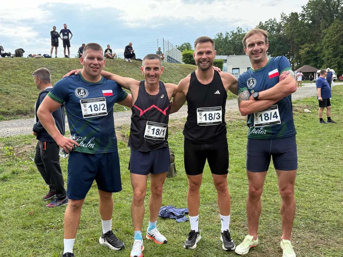 Szkoleniowcy Agrosu w mundurowej topce