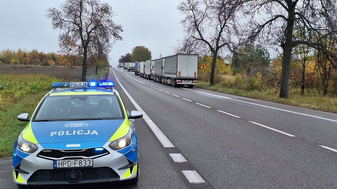 Sznur ciężarówek przed Dorohuskiem. Policja pilnuje porządku na trasie Sznur ciężarówek przed Dorohuskiem. Policja pilnuje porządku na trasie