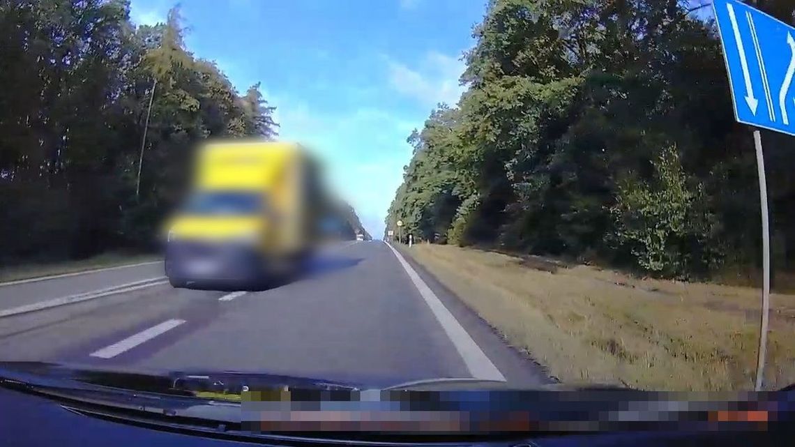 Szokujące nagranie z DK17. Kierowca busa jechał pod prąd w Łopienniku Podleśnym [FILM]