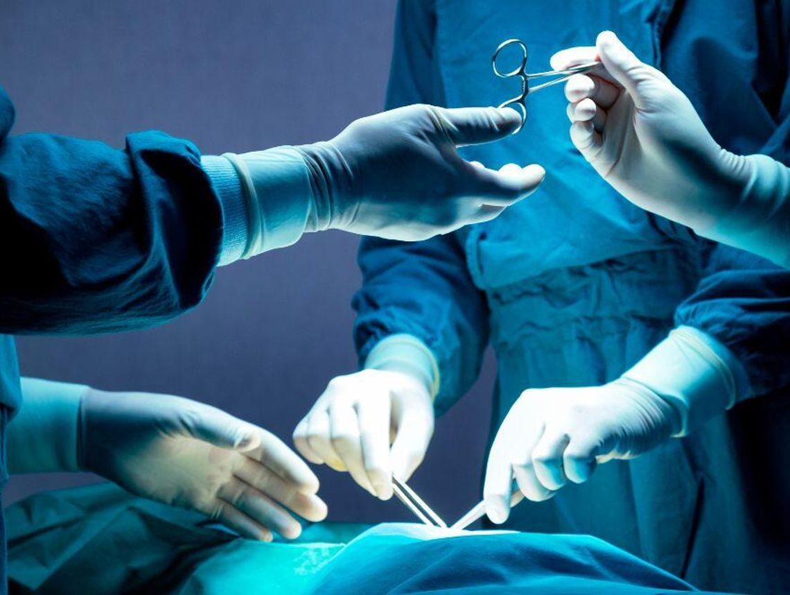 Szpitale przekładają operacje. W kasie NFZ brakuje miliardów złotych