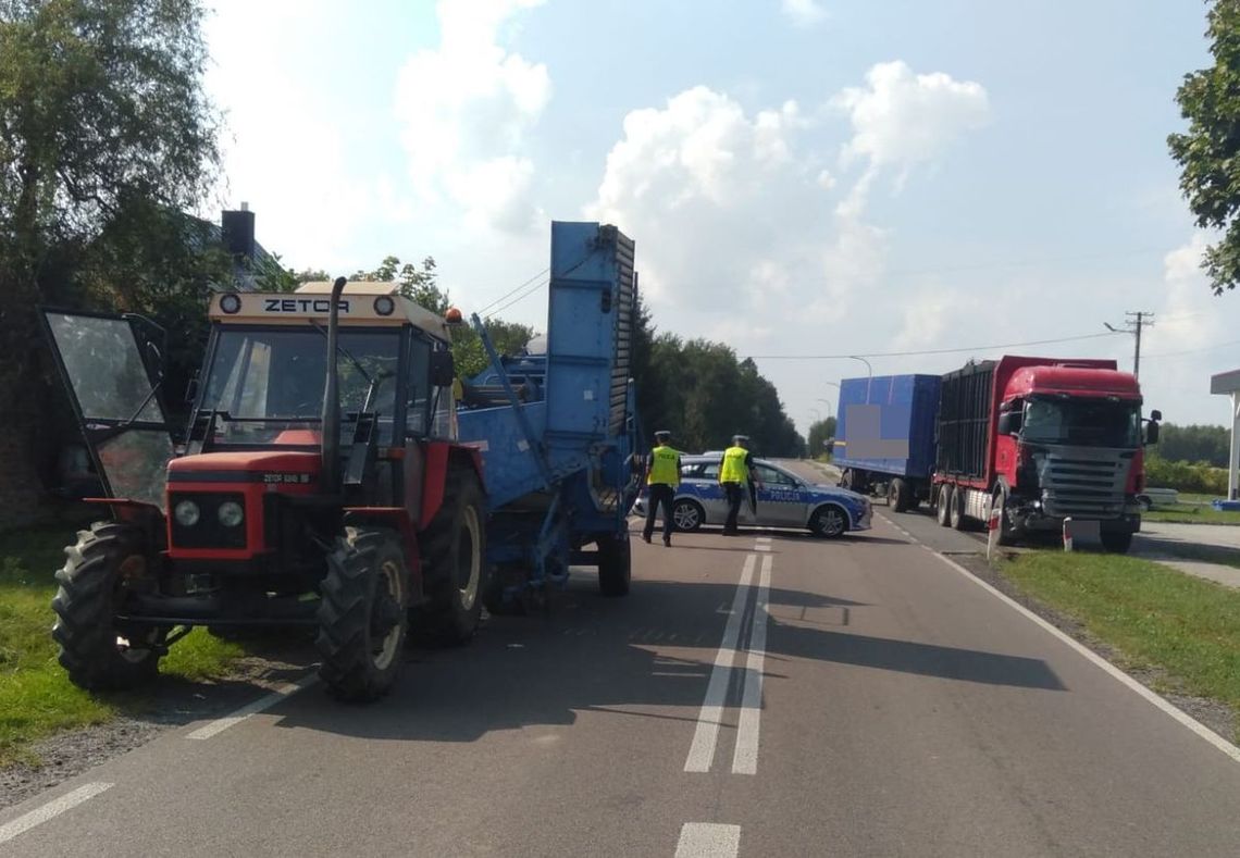 Cięgnik rolniczy na drodze pozcas wypadku