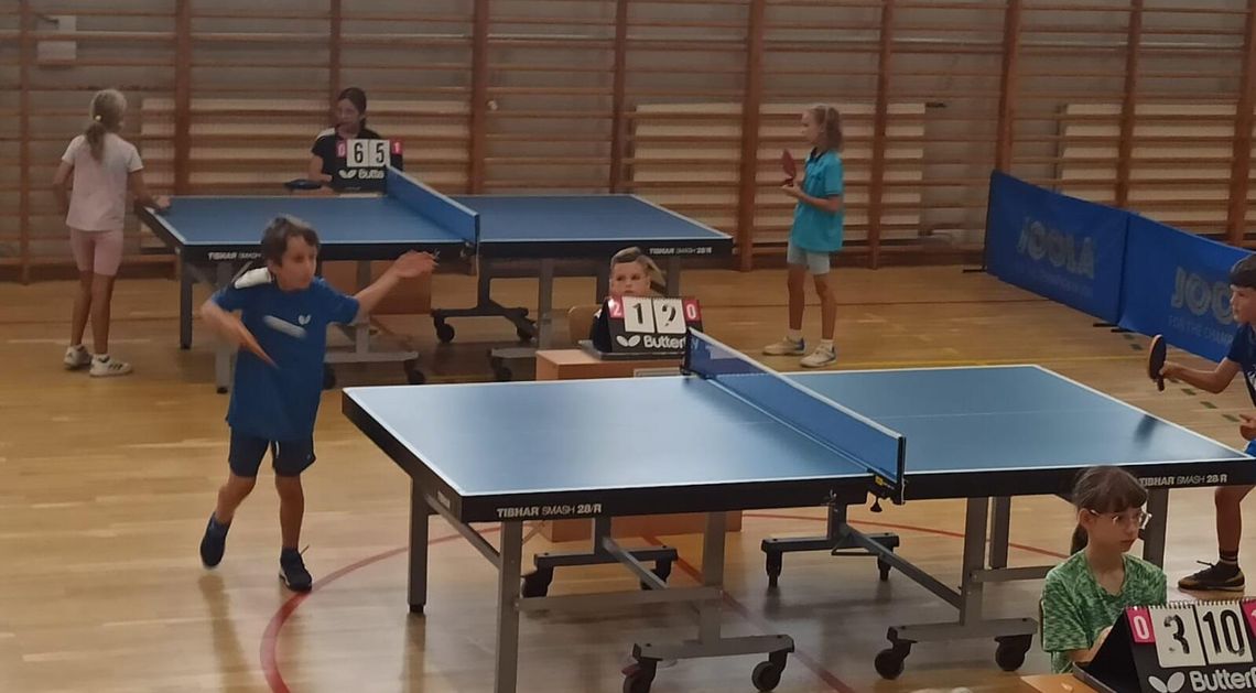 Tenisiści wrócili przed stoły