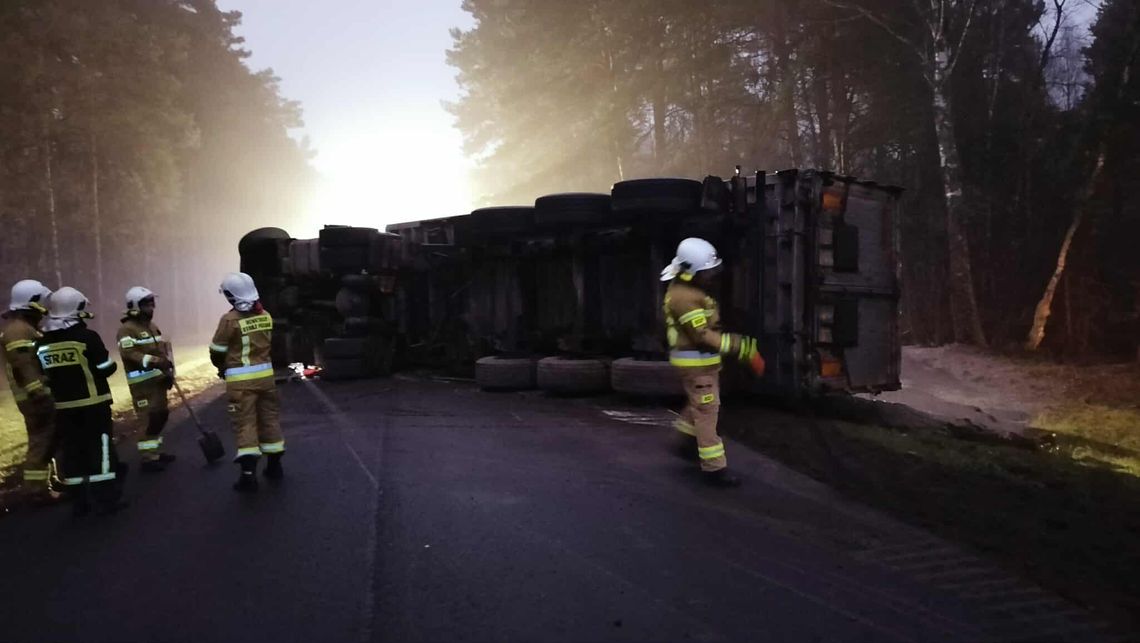 Tir z pelletem przewrócił się na drodze wojewódzkiej w Lucie [ZDJĘCIA]