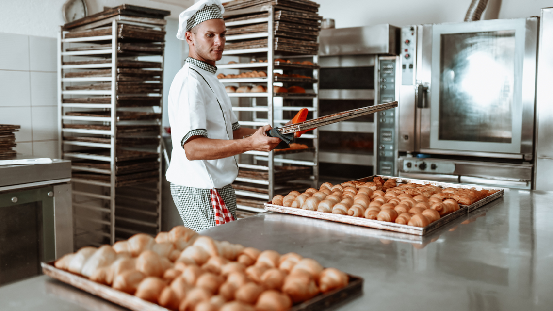 Tłusty czwartek. Jak się robi pączki za złotówkę?