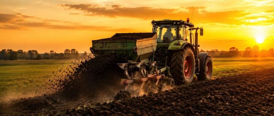 To szansa na tańsze nawożenie. Gmina Wierzbica rozdaje osady ściekowe rolnikom Producenci rolni z naszego regionu mogą skorzystać z bezpłatnego programu odbioru ustabilizowanych komunalnych osadów ściekowych. Materiał, powstający w Gminnej Oczyszczalni Ścieków w Busównie-Kolonii, może poprawić żyzność gleby i ograniczyć wydatki na nawożenie.