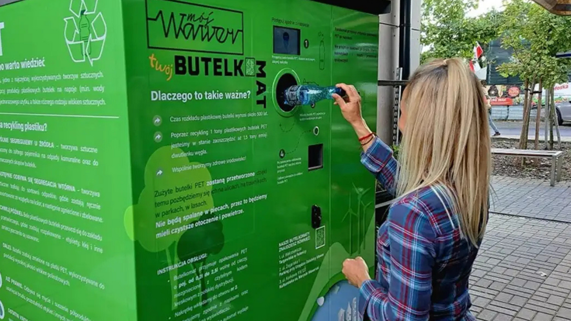 To zrobi Polak, kiedy butelkomat zwróci mu butelkę. Sondaż