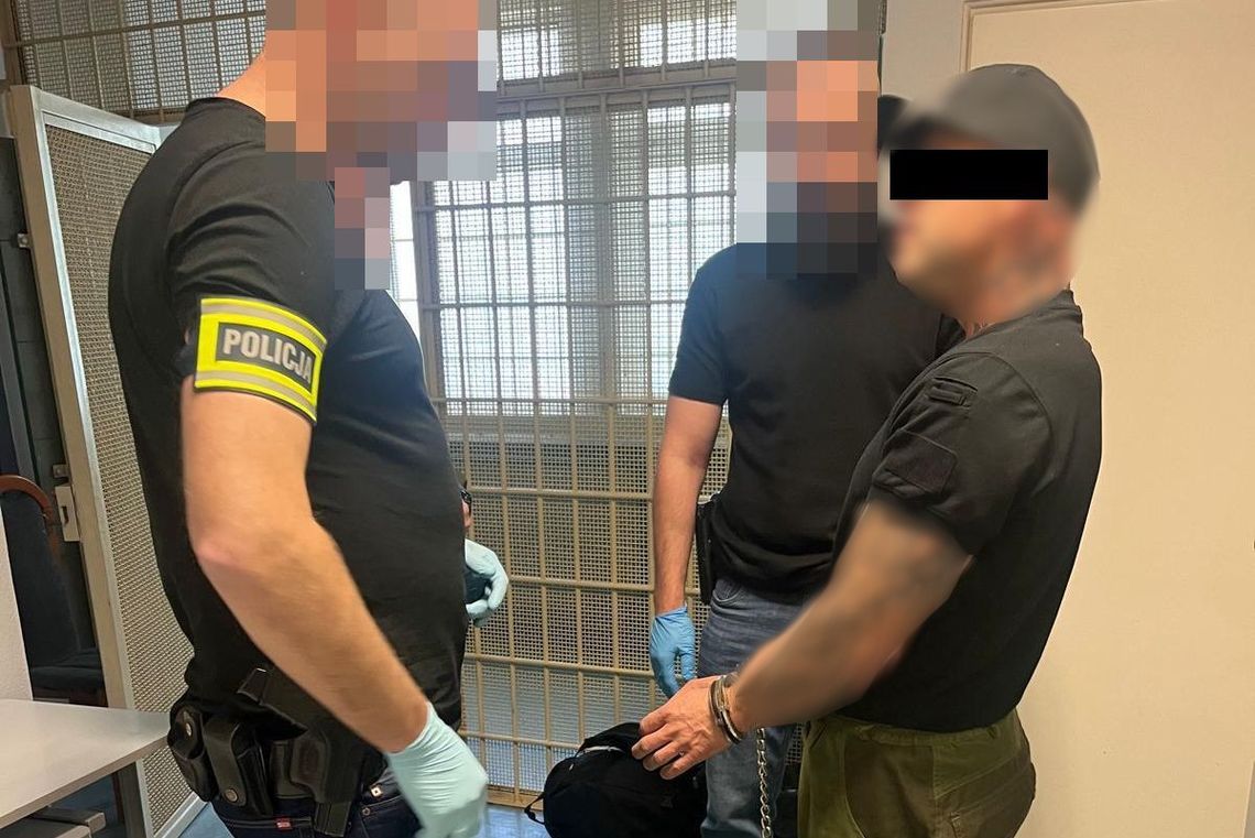 Kryminalni zatrzymali małżeństwo, które zrabowało pół miliona złotych. 39-latek z lotniska trafił do aresztu Kryminalni zatrzymali małżeństwo, które zrabowało pół miliona złotych. 39-latek z lotniska trafił do aresztu