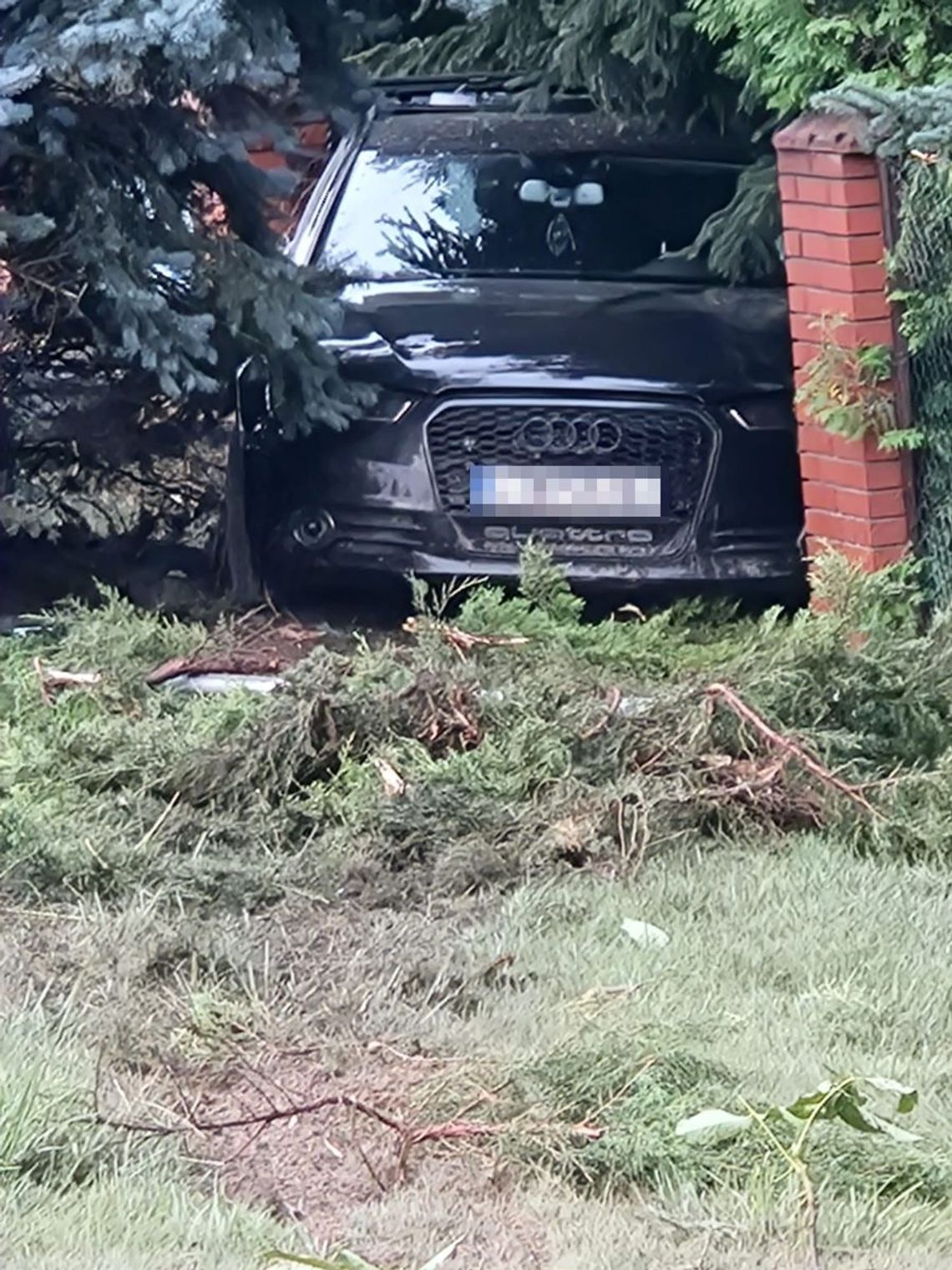 Zabrała auto i walnęła w ogrodzenie. Dlaczego grozi jej aż 5 lat za kratkami?