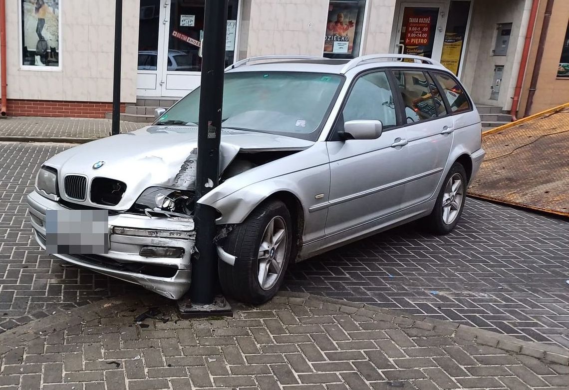 "Pożyczone" bmw wbite w latarnię. Kierująca uciekła, ale potem trafiła do więzienia