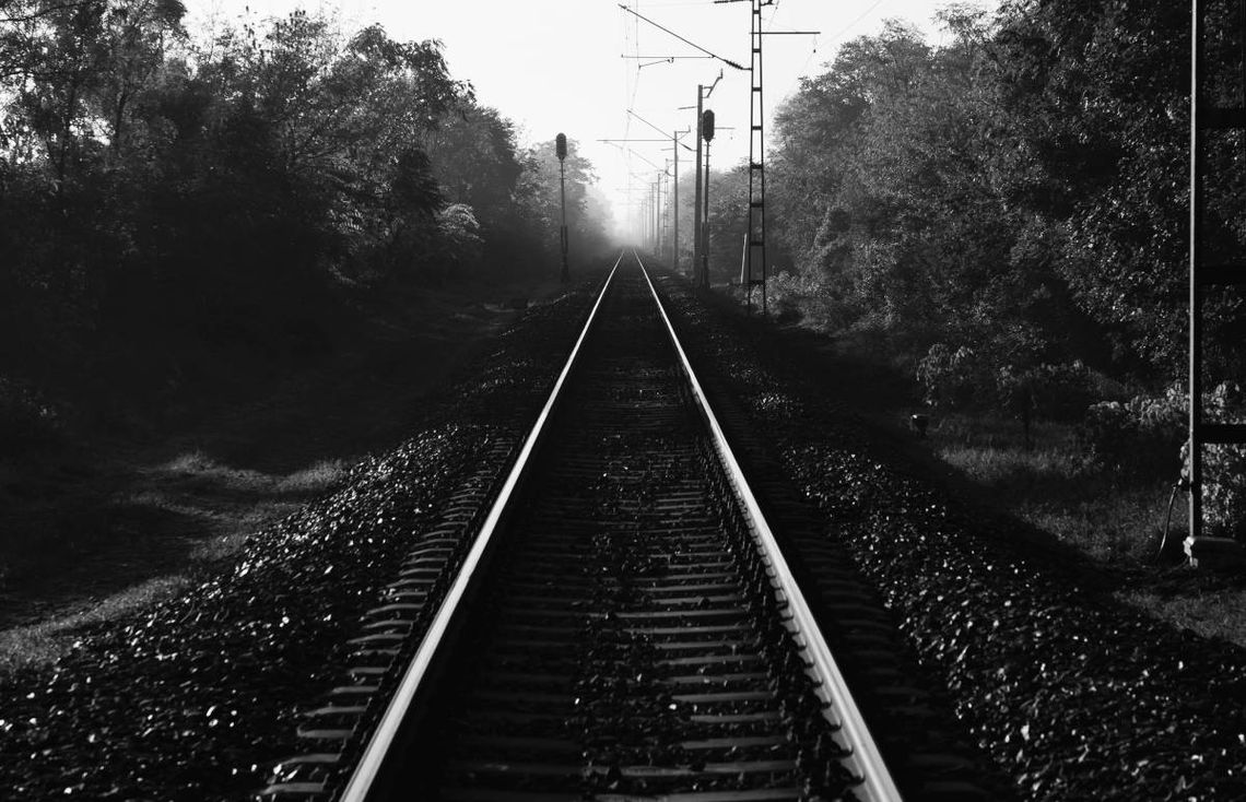 Tragedia na torach między Zawadówką a Rejowcem. Nie żyje kobieta potrącona przez pociąg