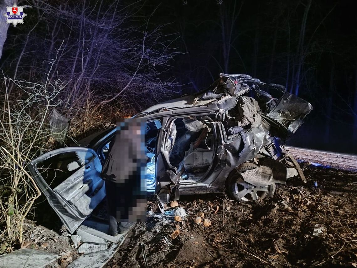 Tragiczny finał wypadku po alkoholu. Pasażer zmarł w szpitalu [ZDJĘCIA]