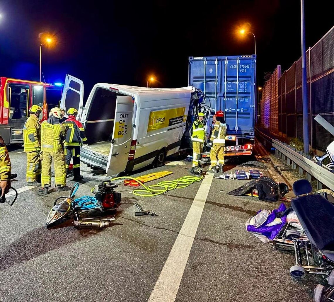 Z KRAJU. Tragiczny wypadek . Bus wjechał w zaparkowanego TIR-a. Pięć ofiar śmiertelnych