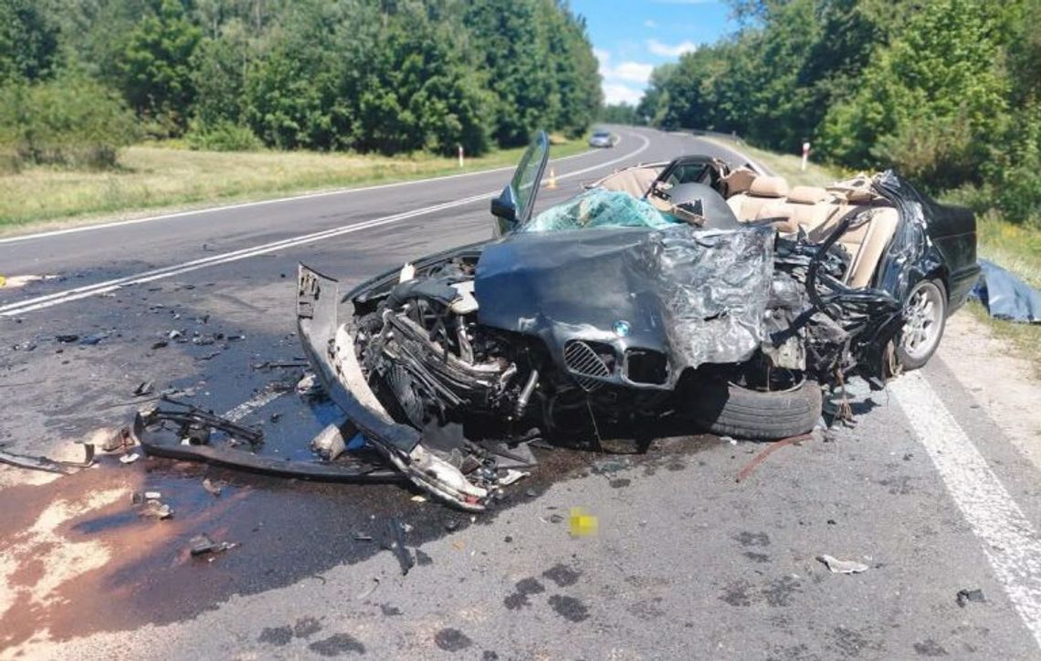 BMW wbiło się w ciężarówkę. Kierowca zginął na miejscu