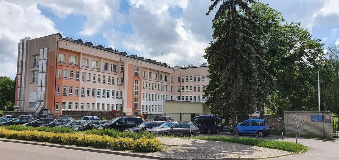 Trudna sytuacja krasnostawskiego szpitala. Długi NFZ, 20-letni sprzęt i niepewna przyszłość porodówki