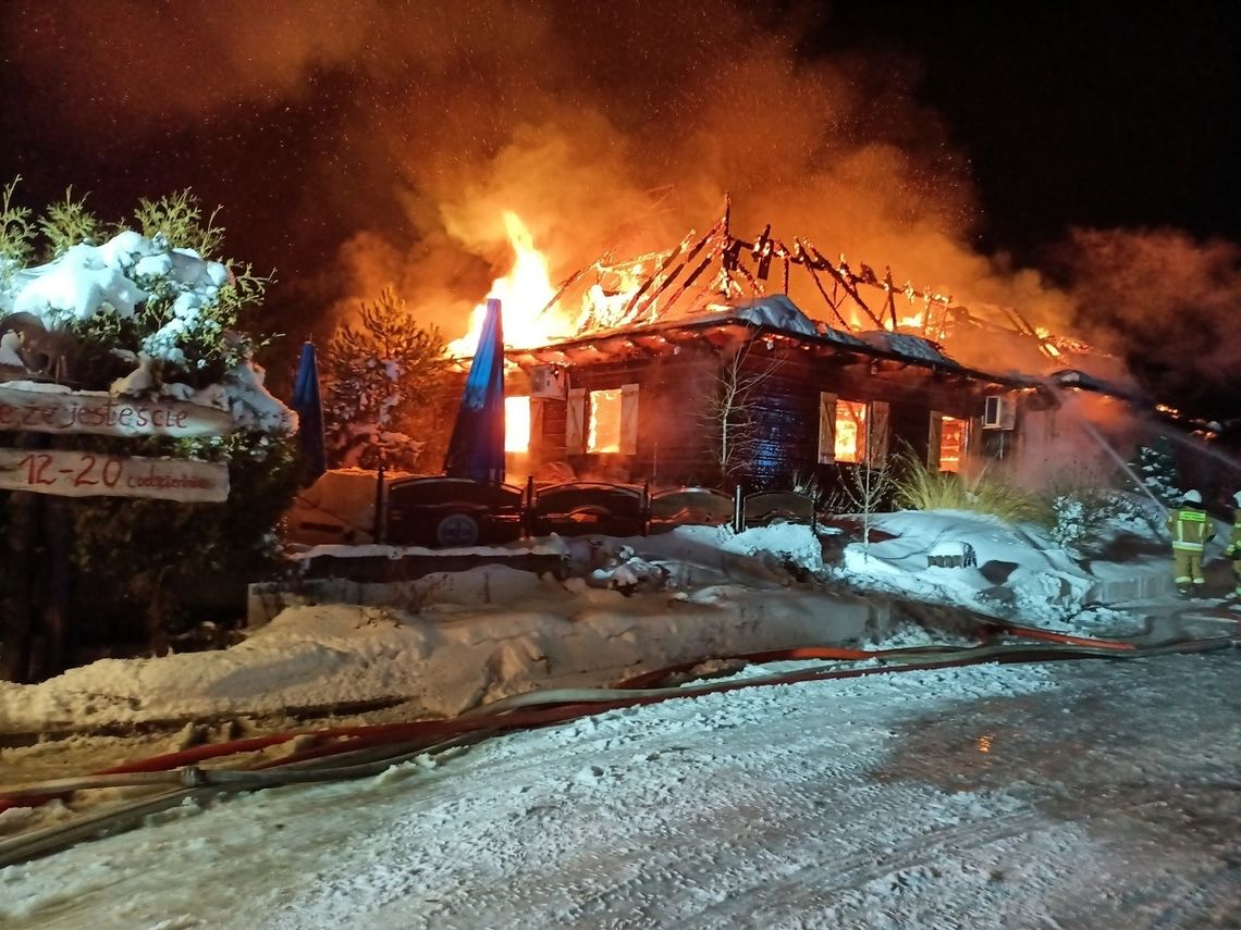Trwa dogaszanie pożaru karczmy w Wielączy. Strażacy zdążyli przez wybuchem gazu [ZDJĘCIA]