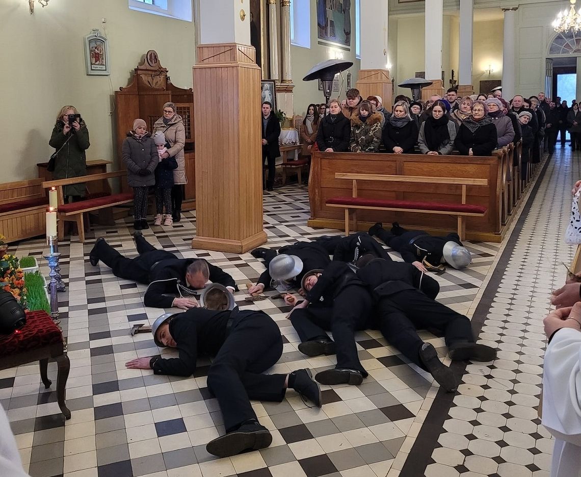 Strażacy padli na ziemię, a potem uciekli sprzed grobu Jezusa! [VIDEO, ZDJĘCIA]