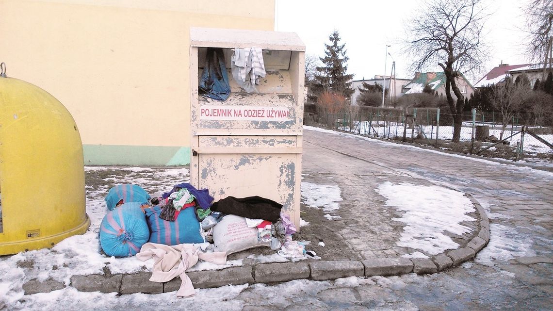 Ubrania gniły na śniegu Ubrania gniły na śniegu