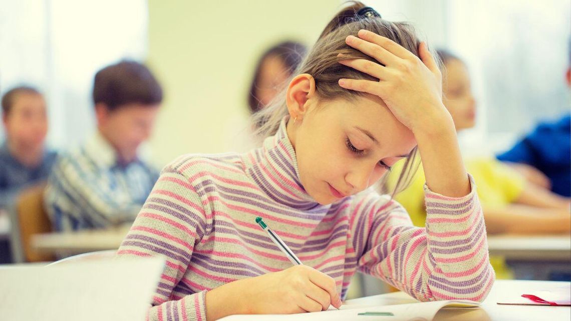 Uczniowie i rodzice szarpią się ze szkołami. Klasówki chcą do domów Uczniowie i rodzice szarpią się ze szkołami. Klasówki chcą do domów