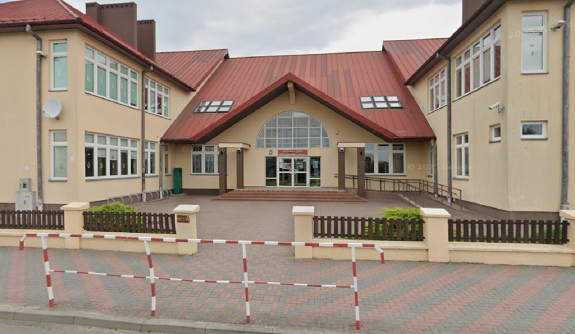 Dzieci i nauczyciele z Zespołu Szkół w Sawinie od lat korzystają z przejścia przez prywatną działkę, aby dotrzeć na boisko sportowe przy ul. Chełmskiej. Sprawą zainteresował się radny Rady Gminy Sawin Łukasz Dyczkowski, który złożył interpelację dotyczącą uregulowania stanu prawnego terenu.