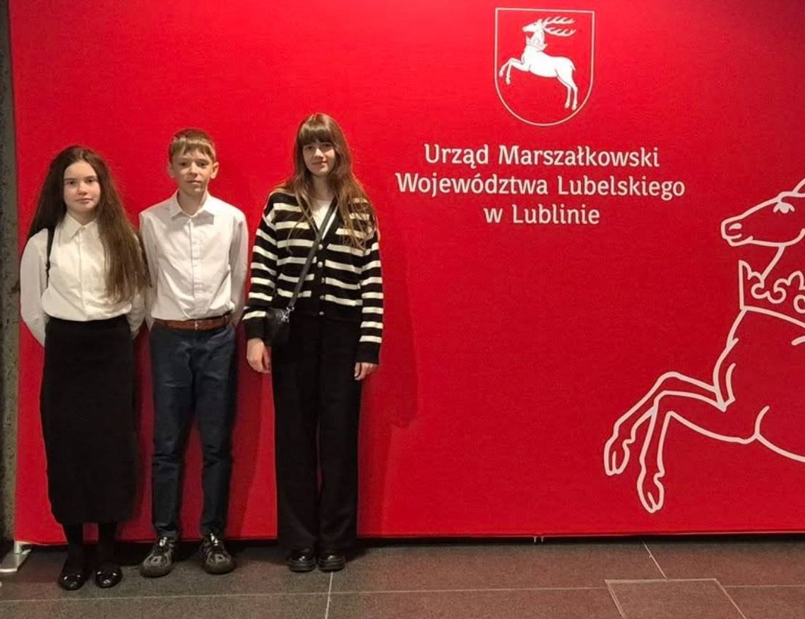 Uczniowie z Wyryk ze stypendiami od marszałka