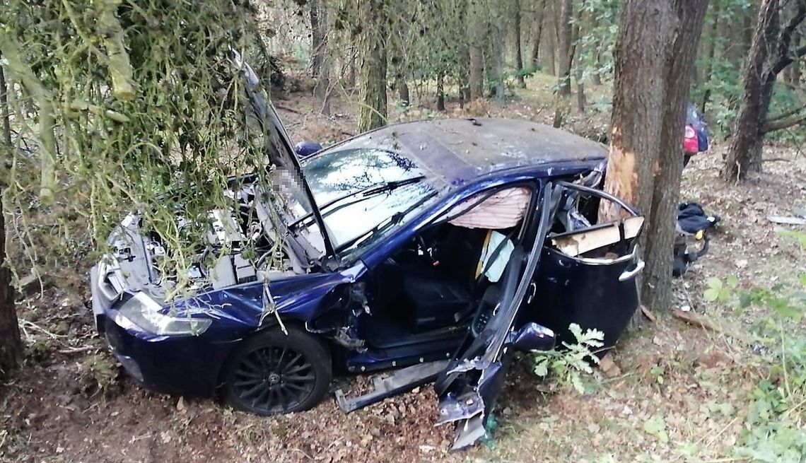 Uderzył autem w drzewo i został w nim zakleszczony. Interweniował śmigłowiec LPR