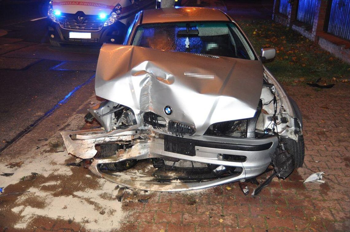 Uderzył w ogrodzenie i skrzynkę gazową. Policja sprawdza, czy gdy prowadził auto, był pijany Uderzył autem w skrzynkę gazową. Kierowca mógł być pijany