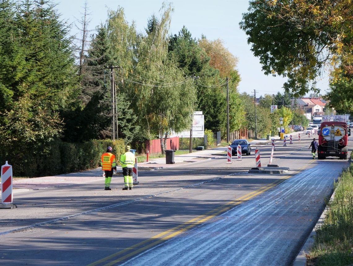 Po zawarciu poufnej ugody z wykonawcą radny Koalicji Obywatelskiej pyta o zakres wykonanych robót i dalszy plan realizacji inwestycji drogowej związanej z terminalem intermodalnym.