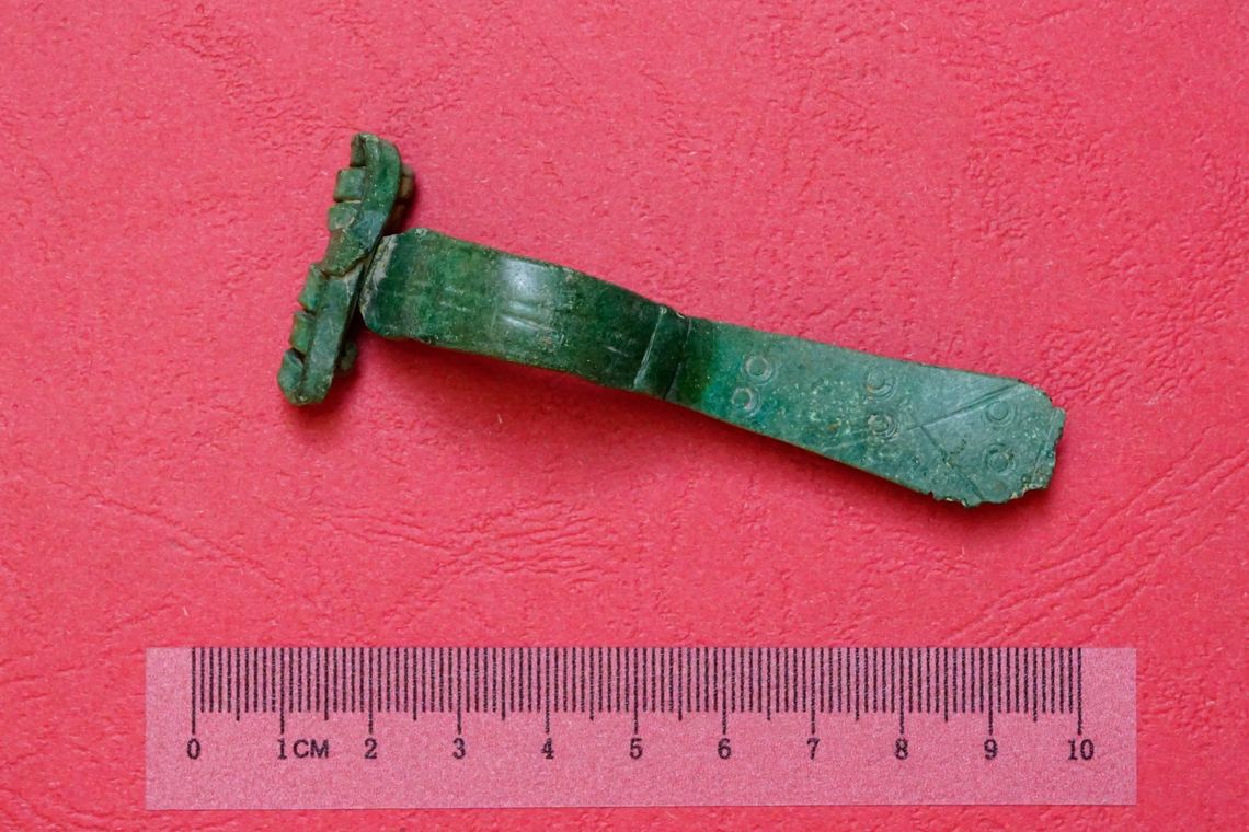 Unikatowe znalezisko w gminie Dorohusk. Archeologiczny skarb trafił do konserwatora Na terenie gminy Dorohusk, podczas prowadzonych poszukiwań zabytków, natrafiono na niezwykle cenne znalezisko. To niewielka, wykonana z brązu zapinka do odzieży, znana jako fibula, która została właśnie przekazana do chełmskiej delegatury Wojewódzkiego Urzędu Ochrony Zabytków.