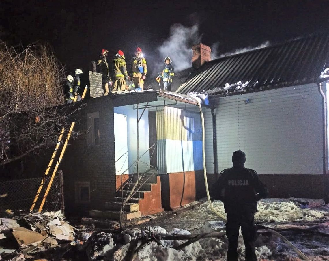 Uratowali 80-latkę z płonącego domu