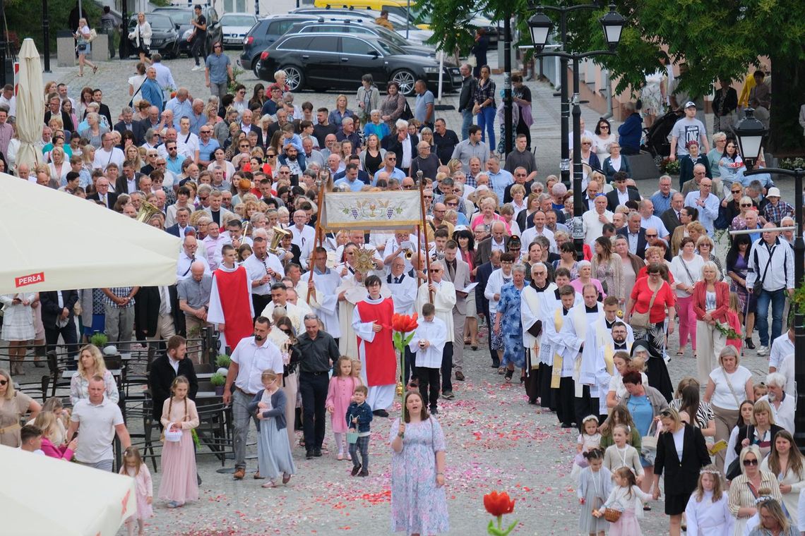 Uroczystość Bożego Ciała w Chełmie. Tłum wiernych na procesji [ZDJĘCIA + FILMY]
