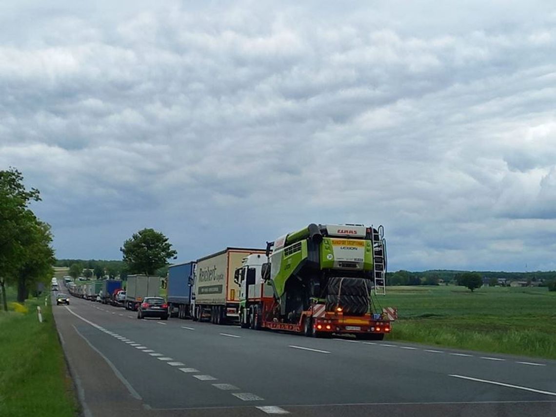 Utrudnienia na trasie Piaski-Chełm. Kolejka ciężarówek sięga do Janowa [FOTO]