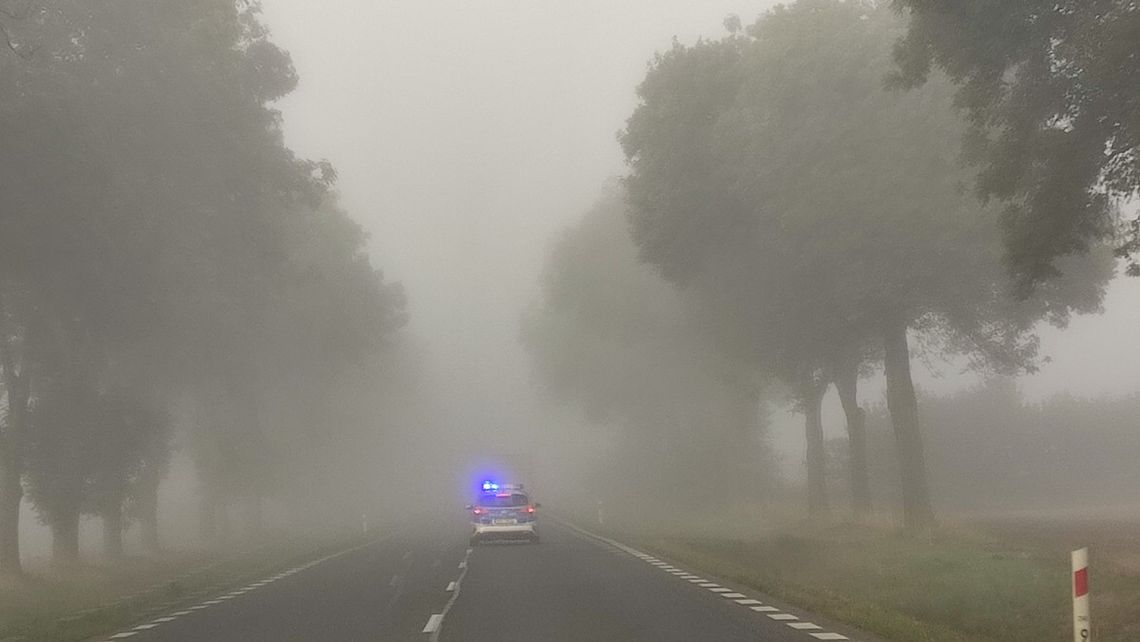 Gęsta mgła i niedostosowanie warunków jazdy na drodze może zakończyć się tragicznie.